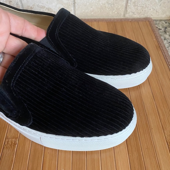 BEAUTIFUL NEW M.GEMI BLACK VELVET SLIP-ON SHOES (3) - Picture 8 of 16